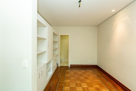 Casa à venda com 523m², 5 quartos e 5 vagas Casa à venda com 523m², 5 quartos e 5 vagasQUARTO5