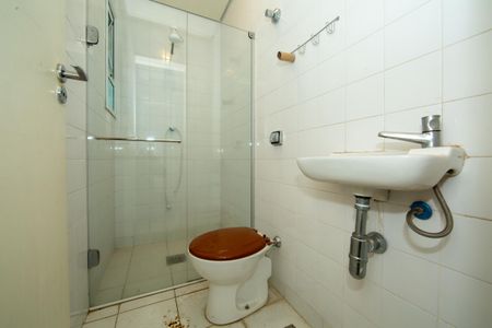 Casa à venda com 523m², 5 quartos e 5 vagas Casa à venda com 523m², 5 quartos e 5 vagasBANHEIRO DE EMPREGADA