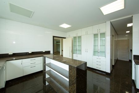 Casa à venda com 523m², 5 quartos e 5 vagas Casa à venda com 523m², 5 quartos e 5 vagasCOZINHA