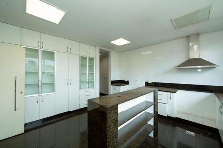 Casa à venda com 523m², 5 quartos e 5 vagas Casa à venda com 523m², 5 quartos e 5 vagasCOZINHA