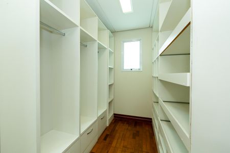 Casa à venda com 523m², 5 quartos e 5 vagas Casa à venda com 523m², 5 quartos e 5 vagasCLOSET QUARTO1