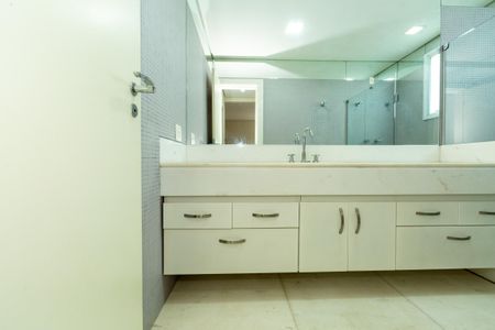 Casa à venda com 523m², 5 quartos e 5 vagas Casa à venda com 523m², 5 quartos e 5 vagasBANHEIRO1