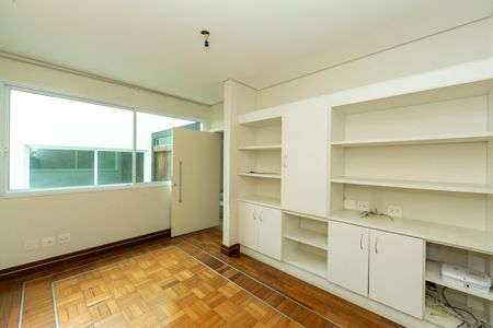 Casa à venda com 523m², 5 quartos e 5 vagas Casa à venda com 523m², 5 quartos e 5 vagasQUARTO5