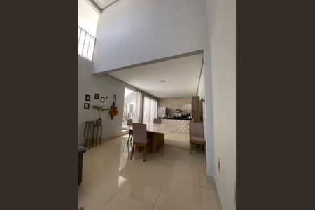 Casa de Condomínio para alugar com 4 quartos, 155m² em Condomínio Amin Camargo, Goiânia