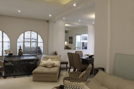 Casa à venda com 450m², 4 quartos e 6 vagasSala