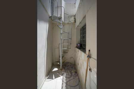 Casa à venda com 150m², 3 quartos e 2 vagasEscada