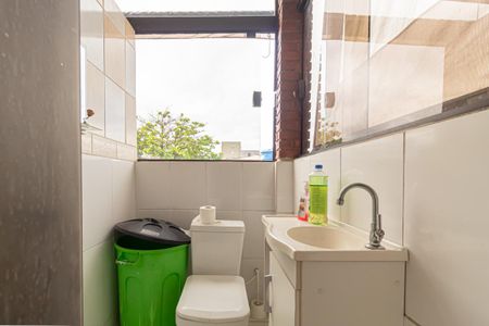 Casa à venda com 210m², 4 quartos e 2 vagas Casa à venda com 210m², 4 quartos e 2 vagasBanheiro Área de Serviço