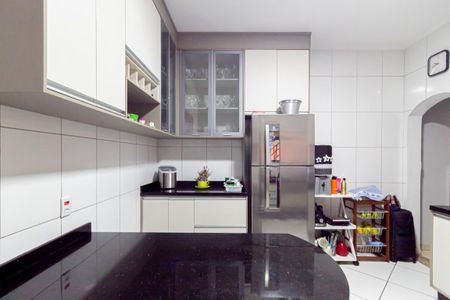 Casa à venda com 210m², 4 quartos e 2 vagas Casa à venda com 210m², 4 quartos e 2 vagasCozinha