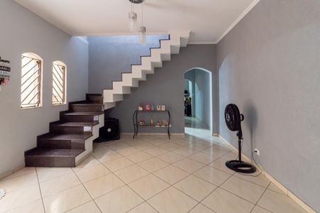 Casa à venda com 210m², 4 quartos e 2 vagas Casa à venda com 210m², 4 quartos e 2 vagasSala