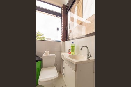 Casa à venda com 210m², 4 quartos e 2 vagas Casa à venda com 210m², 4 quartos e 2 vagasBanheiro Área de Serviço