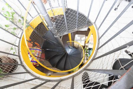 Casa à venda com 309m², 4 quartos e 3 vagas Casa à venda com 309m², 4 quartos e 3 vagasEscada