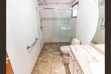 Apartamento à venda com 243m², 4 quartos e 3 vagasBanheiro da Suíte 2