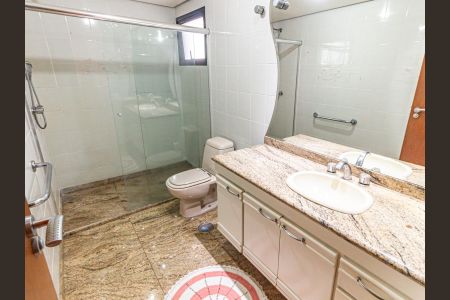 Apartamento à venda com 243m², 4 quartos e 3 vagasBanheiro da Suíte 2
