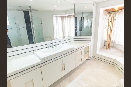 Apartamento à venda com 243m², 4 quartos e 3 vagasBanheiro da Suíte 1