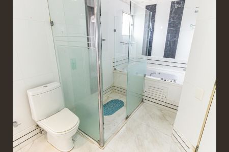 Apartamento à venda com 243m², 4 quartos e 3 vagasBanheiro da Suíte 1