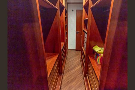 Apartamento à venda com 243m², 4 quartos e 3 vagasSuíte 1 - Closet