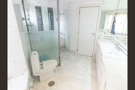 Apartamento à venda com 243m², 4 quartos e 3 vagasBanheiro da Suíte 1