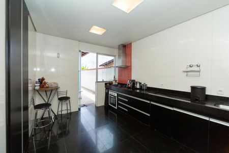 Casa à venda com 273m², 3 quartos e 2 vagas Casa à venda com 273m², 3 quartos e 2 vagasCOZINHA