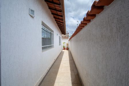 Casa à venda com 273m², 3 quartos e 2 vagas Casa à venda com 273m², 3 quartos e 2 vagasCORREDOR EXTERNO