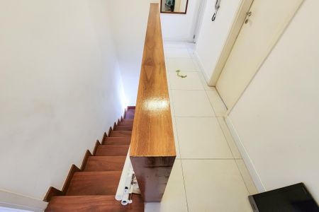 Apartamento à venda com 151m², 4 quartos e 2 vagas Apartamento à venda com 151m², 4 quartos e 2 vagasEscada