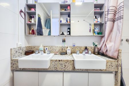 Apartamento à venda com 151m², 4 quartos e 2 vagas Apartamento à venda com 151m², 4 quartos e 2 vagasBanheiro da Suite 3