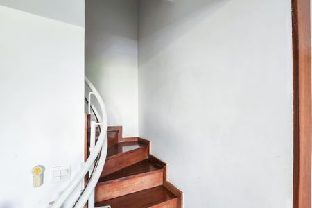 Apartamento à venda com 151m², 4 quartos e 2 vagas Apartamento à venda com 151m², 4 quartos e 2 vagasEscada