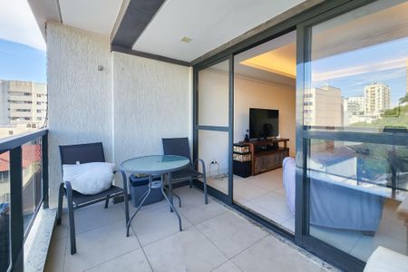 Apartamento à venda com 151m², 4 quartos e 2 vagas Apartamento à venda com 151m², 4 quartos e 2 vagasVaranda