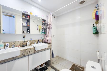 Apartamento à venda com 151m², 4 quartos e 2 vagas Apartamento à venda com 151m², 4 quartos e 2 vagasBanheiro da Suite 3