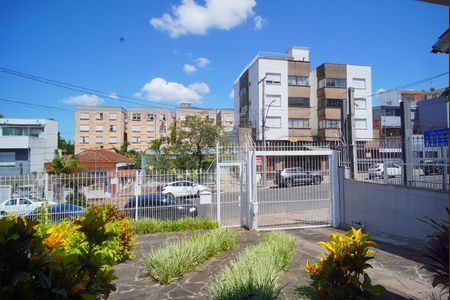 Sala 2 - Vista de casa à venda com 3 quartos, 600m² em Bom Jesus, Porto Alegre