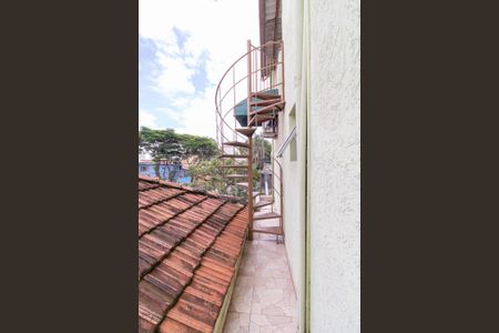 Casa para alugar com 200m², 3 quartos e 2 vagasEscada de acesso a área de  serviço 1