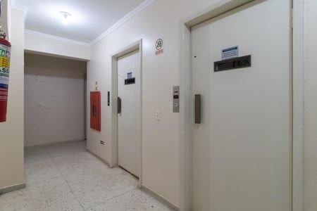 Apartamento à venda com 42m², 1 quarto e sem vagaElevadores
