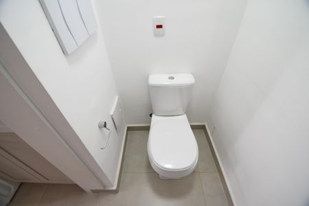 Casa de condomínio à venda com 138m², 3 quartos e 2 vagasBanheiro de serviço