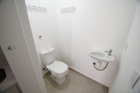 Casa de condomínio à venda com 138m², 3 quartos e 2 vagasBanheiro de serviço