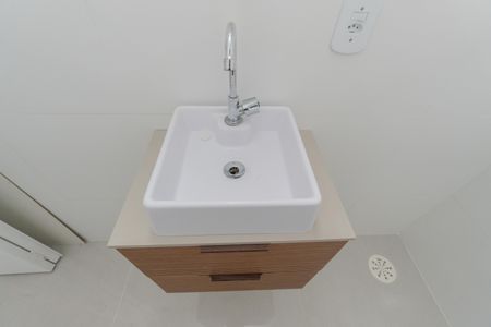 Banheiro de kitnet/studio para alugar com 1 quarto, 28m² em Bela Vista, São Paulo