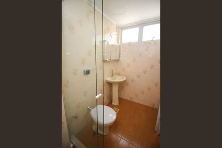 Banheiro de apartamento à venda com 1 quarto, 26m² em Menino Deus, Porto Alegre