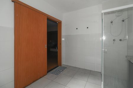 Banheiro de apartamento à venda com 1 quarto, 46m² em Mário Quintana, Porto Alegre