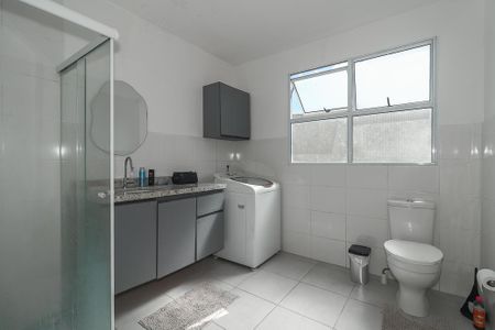 Banheiro de apartamento à venda com 1 quarto, 46m² em Mário Quintana, Porto Alegre