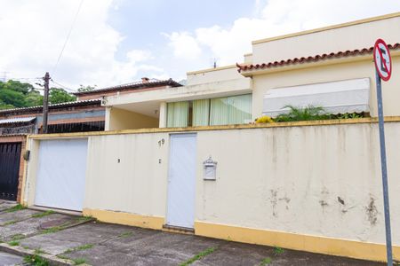 Casa para alugar com 130m², 3 quartos e 3 vagas Casa para alugar com 130m², 3 quartos e 3 vagasFachada