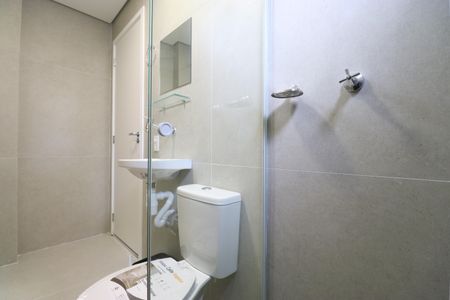 Banheiro de kitnet/studio para alugar com 1 quarto, 22m² em Barra Funda, São Paulo