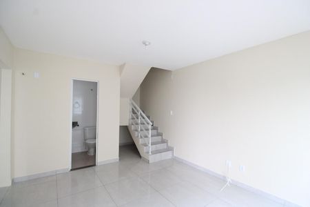 Sala de casa de condomínio à venda com 2 quartos, 70m² em Tanque, Rio de Janeiro