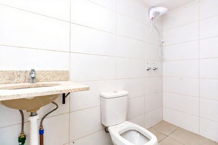 Banheiro  de apartamento para alugar com 2 quartos, 60m² em Jardim Sabará, Porto Alegre