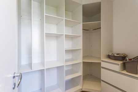 Apartamento à venda com 127m², 3 quartos e 2 vagas Apartamento à venda com 127m², 3 quartos e 2 vagasQuarto de Serviço