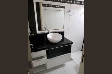 Casa de condomínio à venda com 173m², 4 quartos e 2 vagasBanheiro