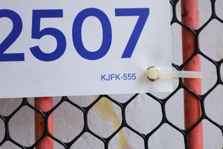 Casa para alugar com 130m², 4 quartos e 1 vagaPlaca instalada no portão - Código da placa: KJFK-555