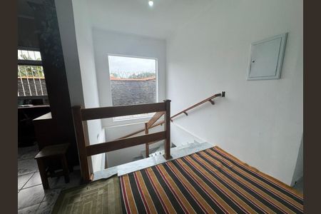 Casa à venda com 260m², 5 quartos e 6 vagas Casa à venda com 260m², 5 quartos e 6 vagasescadas para acesso a sala e cozinha