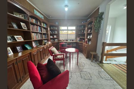 Casa à venda com 260m², 5 quartos e 6 vagas Casa à venda com 260m², 5 quartos e 6 vagassala de estar andar superior