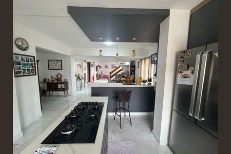 Casa à venda com 260m², 5 quartos e 6 vagas Casa à venda com 260m², 5 quartos e 6 vagascozinha