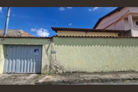 Casa à venda com 400m², 3 quartos e 2 vagas Casa à venda com 400m², 3 quartos e 2 vagasFachada