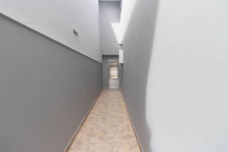Casa à venda com 130m², 2 quartos e 2 vagasCorredor externo