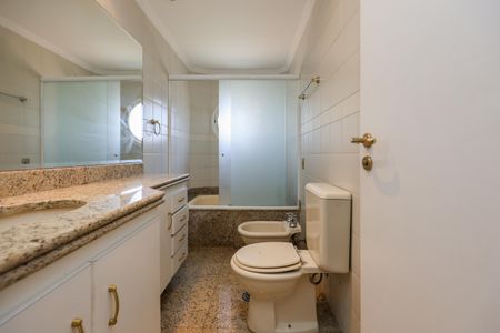 Apartamento à venda com 365m², 5 quartos e 5 vagasBanheiro da Suíte 2